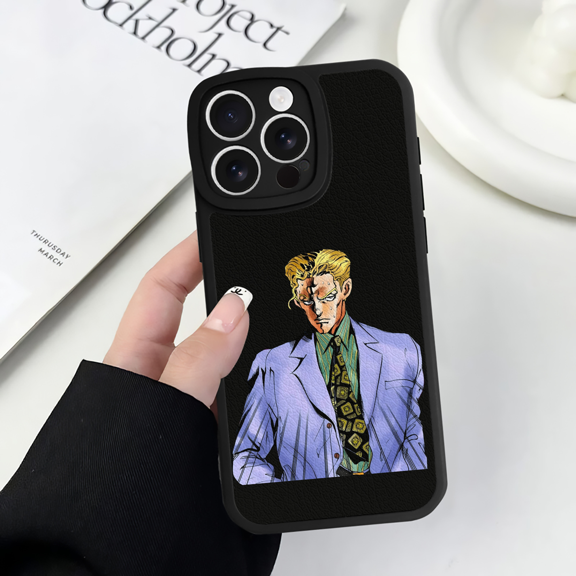 （画像用） ジョジョの奇妙な冒険 きら よしかげ JoJo's Bizarre Adventure Kira Yoshikage 【iPhone 16シリーズ対応】シリコンスマホケース（レザー調） 材質：シリコン